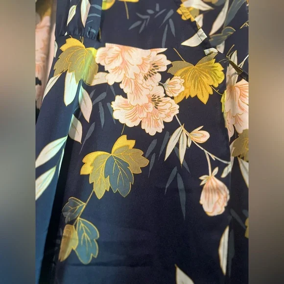 💐 Lulu’s “Love Is Life” Navy Floral Print Satin Wrap Dress - Picture 7 of 10